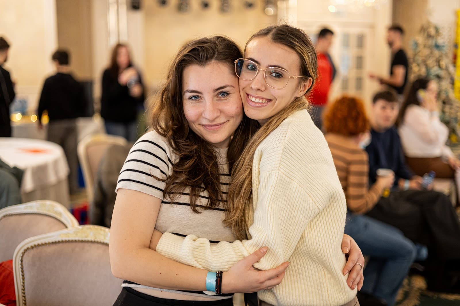 Două voluntare îmbrățișate și zâmbitoare, la teambuildingul din noiembrie 2025