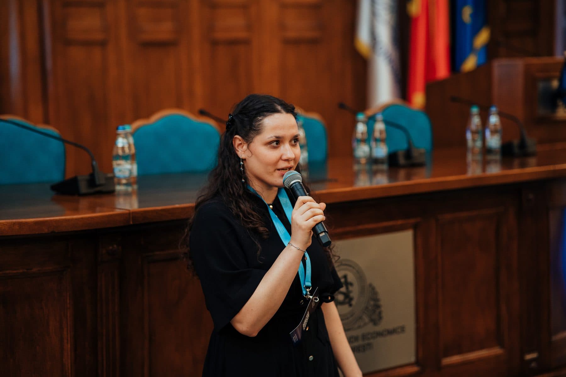 Participantă care pune o întrebare la microfon în aula ASE, la conferința Ready for the Future