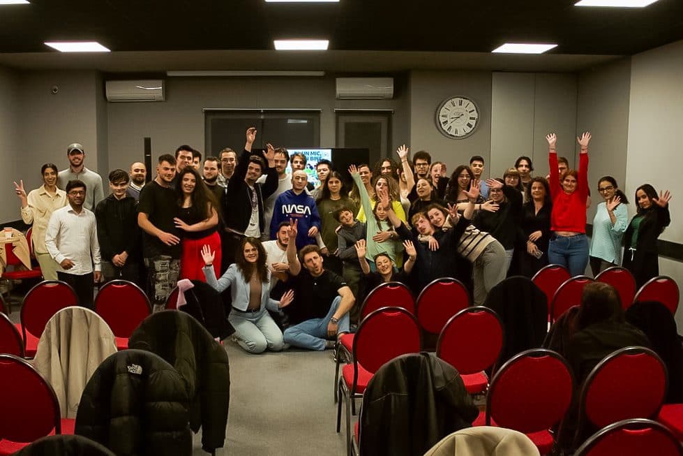 Grup mare de studenți LDM care aclamă cu brațele ridicate la finalul unei întâlniri de marți, în aprilie 2026